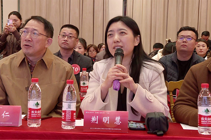 亮照明創始人荊明慧(光明姐姐)受邀參與第16屆河南十大牛商路演