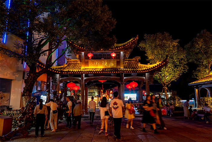 商業街區做亮化工程真能提升夜間經濟嗎？