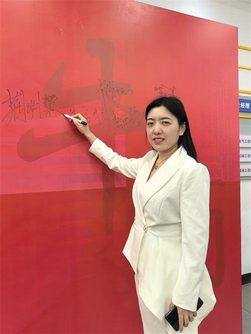 明亮照明創始人荊明慧(光明姐姐)