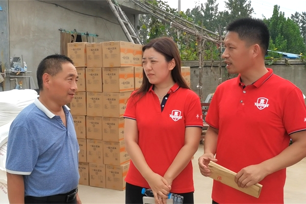 明亮照明總經理荊明慧與村委書記劉發廣合影