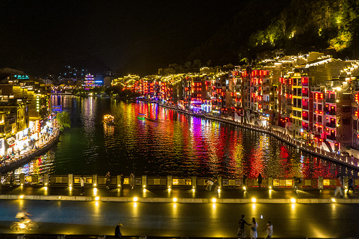 淡季客流暴漲！景區亮化后，游客深夜排隊不愿走...