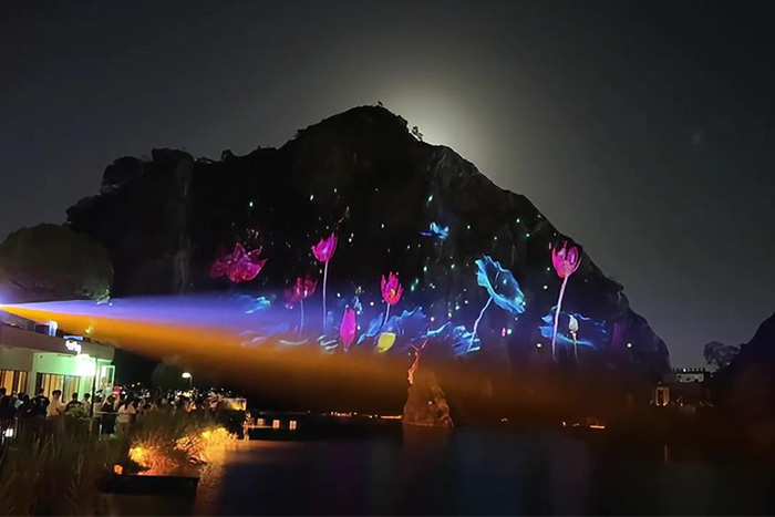 亮化讓山成焦點，無光讓景變背景，游客選擇早有答案