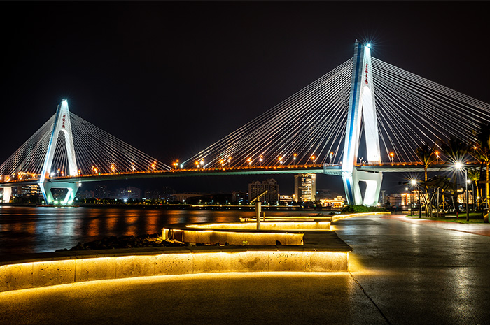 包圖網_pki150090海口市海口地標海岸線沿線的世紀大橋夜景秀麗，長廊燈火通明（翻譯：世紀大橋 )