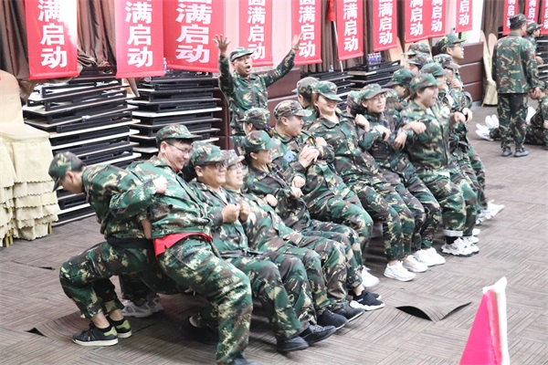 團(tuán)建活動小伙伴做游戲