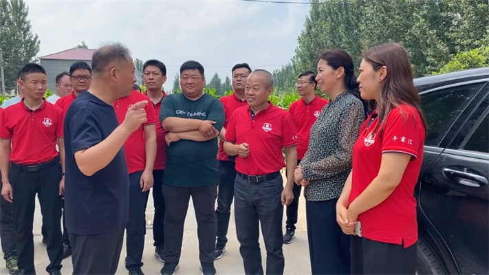 安陽市內(nèi)黃縣副縣長李紅霞感謝牛商企業(yè)對(duì)災(zāi)民的愛心付出