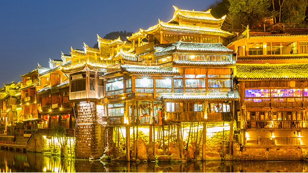 如何用燈光設計來塑造古建筑的夜間形象？