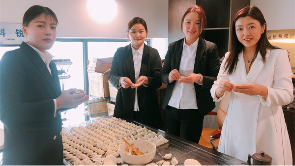 小小餃子香，濃濃冬至情——明亮照明網絡部包餃子活動！