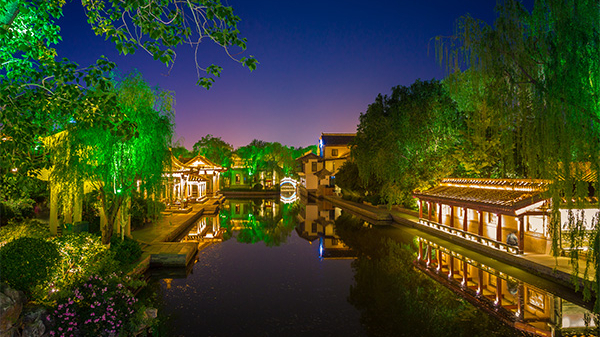 園林夜景亮化工程要做到與周圍環境相協調